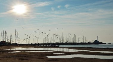 Yağmurdan sonra kumsalda gün batımı manzarası