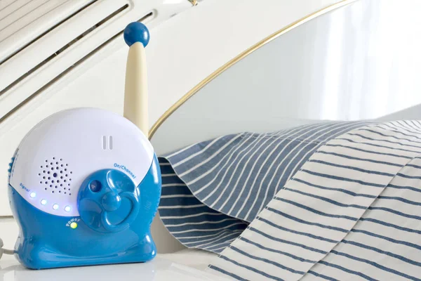 Bebek monitörü ebeveyn yatağının yanındaki komodinin üstünde.