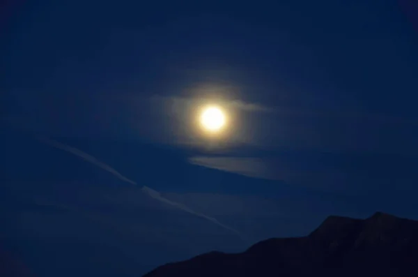 Nuvem Coberta Lua Cheia Contra Céu Azul Escuro — Fotografia de Stock