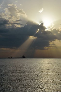 Selanik 'te gün batımında gemi silueti 