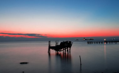 Küçük limanda gün batımının manzarası