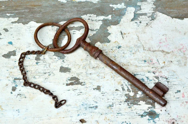 Vieille Clé Rouillée Avec Chaîne Sur Une Vieille Table Bois — Photo