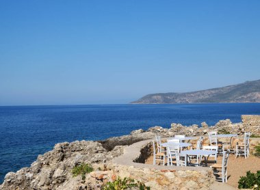 Yunanistan 'ın Kardamili kentinde deniz manzaralı teras kahvesi  