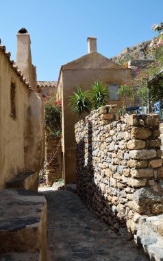 Monemvasia, Laconia, Yunanistan 'da kale kentinde dar asfalt yollar