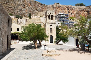 Monemvasia 'nın ana meydanında İsa Elkomenos' un çan kulesi ve eski bir top var. 