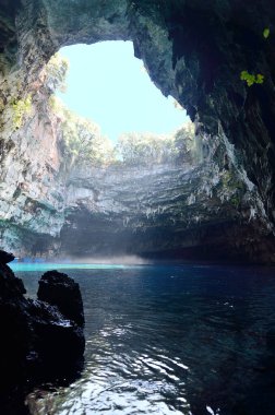 Melissani mağarası içeriden görünüyor.