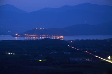 Gece vakti Polifitos Gölü Köprüsü