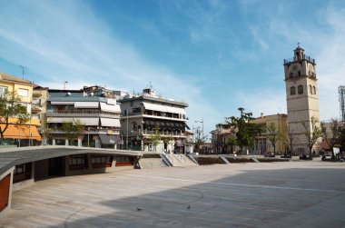 Merkez Kozani Meydanı ve Agios Nikolaos Kilisesi 'nin eski saat kulesi, şehrin simgesi.