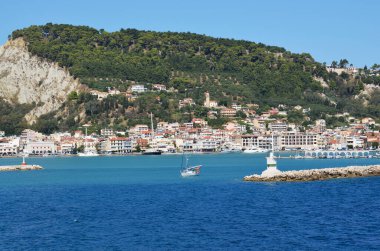 Yelkenli Zakynthos limanından ayrılıyor.