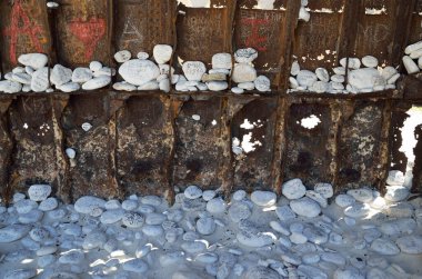 Yunanistan 'ın Zakynthos adasındaki Navagio plajında, gemi fitili içinde yazılı mesajları olan beyaz kayalar