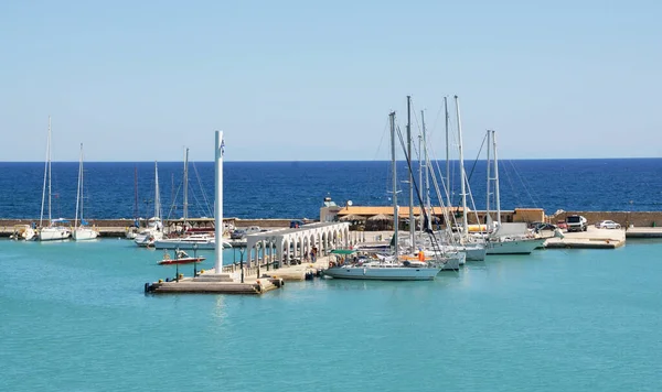 Yunanistan 'ın Zakynthos limanında kemerli iskele