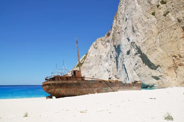 Zakynthos 'taki Navagio sahilinin enkazı.