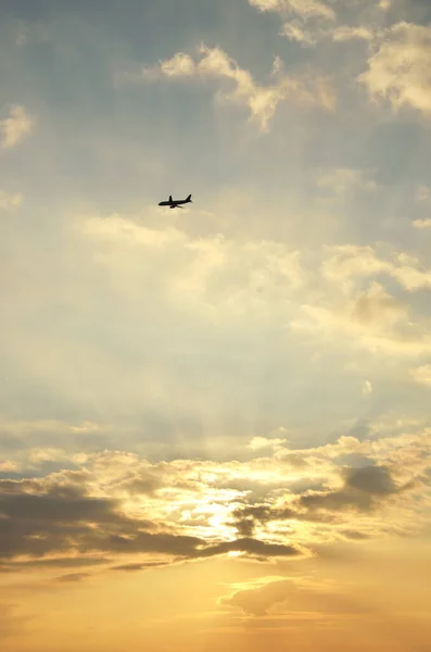 Silhueta Avião Voando Sobre Pôr Sol Eixos Luz — Fotografia de Stock