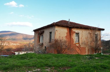 Yunanistan 'ın Kastoria kentindeki Korestia köyünün terk edilmiş çamurlu evleri