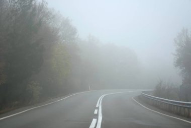 Sisin içinde boş bir köy yolu