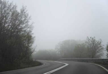 Sisin içinde boş bir köy yolu