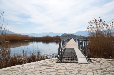 Little Prespes Gölü 'ndeki Agios Achilios adasına yürüme yolu