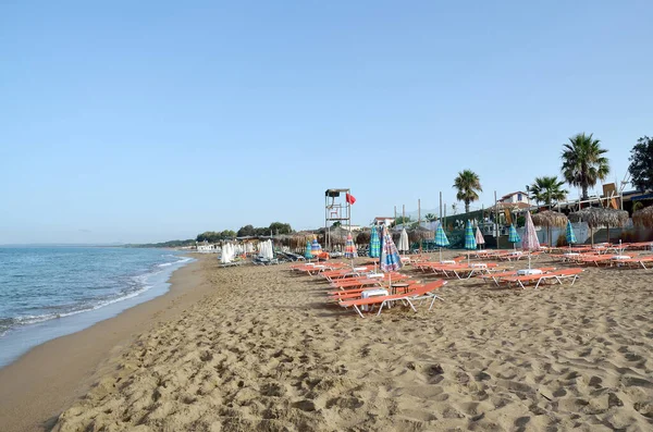 Güverte Sandalyeleri Güneşlik Şemsiyeleri Olan Boş Bir Sahil — Stok fotoğraf
