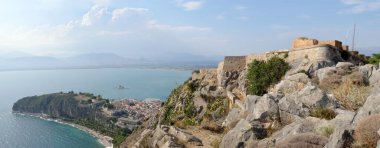Acronauplia, Nafplion şehrinin en eski parçasıdır ve Palamidi kalesinin panoramik görüntüsüdür. 