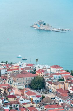 Yunanistan 'ın Nafplion kentindeki Palamidi Kalesi' nden Sintagmatos Meydanı ve Bourtzi manzarası