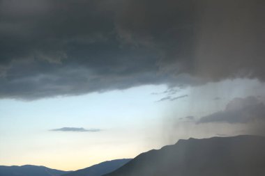 Gökyüzünde yağmur perdesi