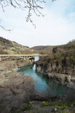 Yunanistan 'ın Grevena kentindeki Venetikos nehri üzerindeki köprü