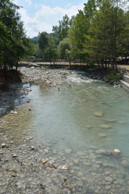 Yunanistan 'ın Kastoria kentindeki Nestorio' da Haliacmon Nehri