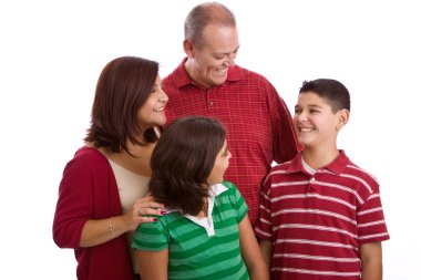 İspanyol Aile izole üzerinde beyaz gülümseyen.