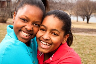 Mutlu Afro-Amerikan baba ve oğul konuşmak ve gülüyor.