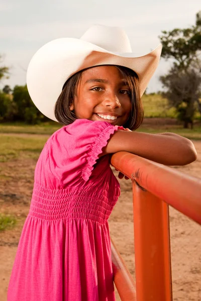 Niña hispana con sombrero y bandera americana . — Foto de Stock