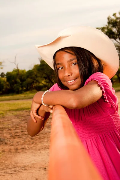 西班牙裔美国人的小女孩，戴着有美国国旗帽. — 图库照片