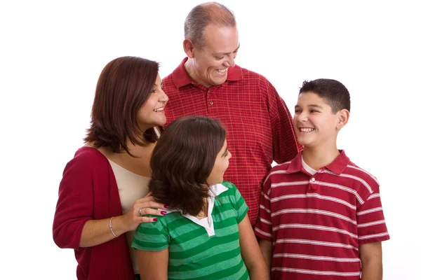 Hispanische Familie lächelt isoliert auf weiß. — Stockfoto