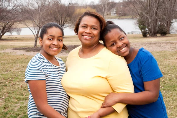 Mãe afro-americana feliz e suas filhas . — Fotografia de Stock