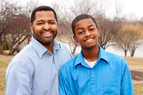 Gelukkig Afrikaanse Amerikaanse vader en zoon praten en lachen. — Stockfoto