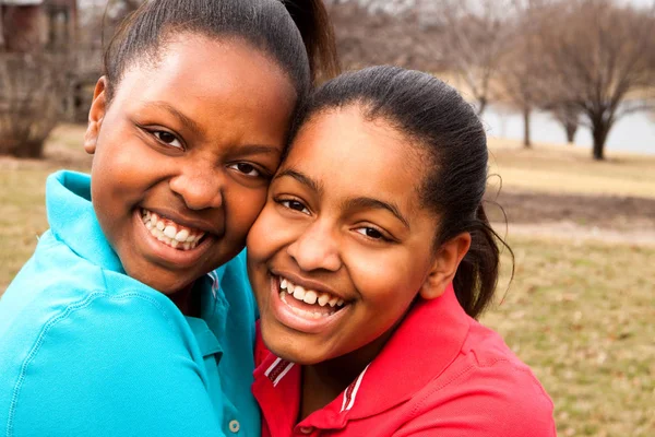 Mutlu Afro-Amerikan baba ve oğul konuşmak ve gülüyor.