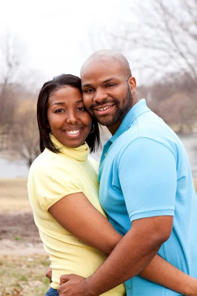 Heureux couple afro-américain étreignant à l'extérieur . — Photo