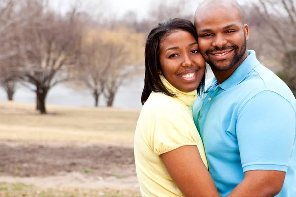 Feliz casal afro-americano abraçando lá fora . — Fotografia de Stock