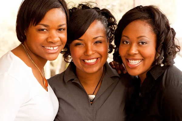 Mujeres afroamericanas felices riendo y sonriendo . — Foto de Stock