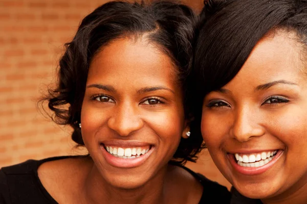 Mujeres afroamericanas felices riendo y sonriendo . —  Fotos de Stock