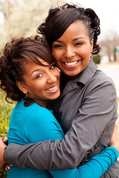 Mujeres afroamericanas felices riendo y sonriendo . —  Fotos de Stock