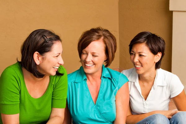 Zróżnicowaną grupę przyjaciół, rozmawiając i śmiejąc się. — Zdjęcie stockowe