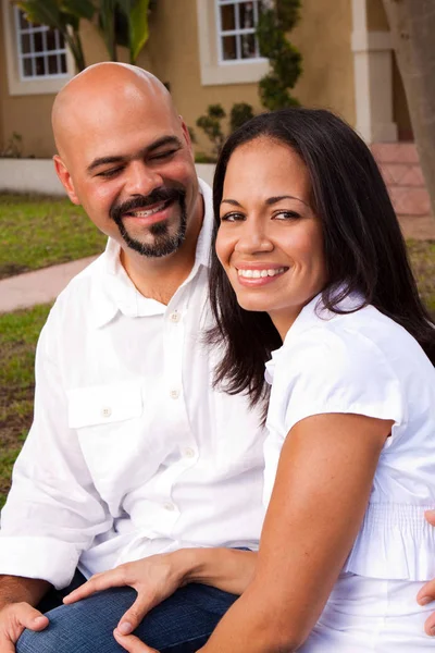 Amor sonriente hombre y mujer abrazándose . — Foto de Stock