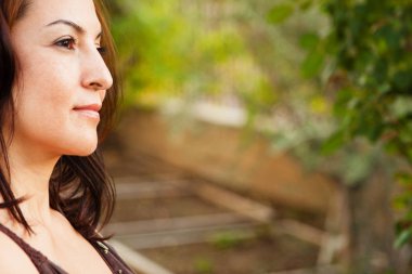 Doğada dışında derin düşünce İspanyol kadın.