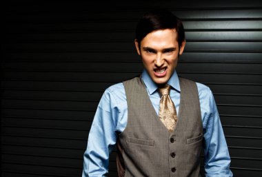 Moda iyi giyimli adam izole