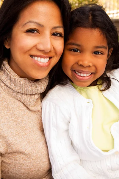 Biracial madre e figlia ridere e sorridere fuori . — Foto Stock