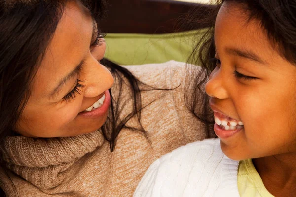 Biracial madre e hija riendo y sonriendo fuera . — Foto de Stock