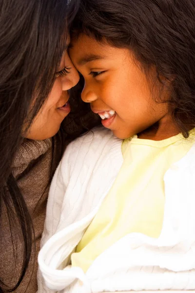 Biracial mãe e filha rindo e sorrindo fora . — Fotografia de Stock