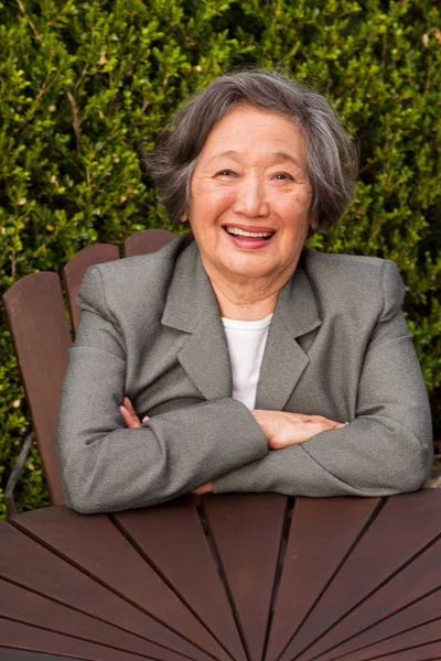 Portret van gelukkig Aziatische vrouw die lacht. — Stockfoto