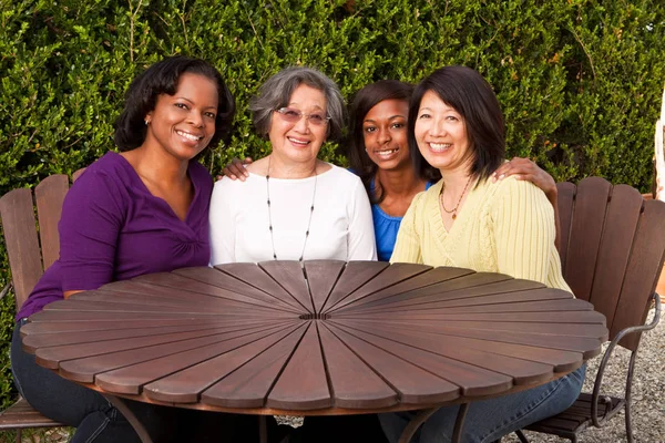 Diverse groepen vrouwen die praten en lachen. — Stockfoto