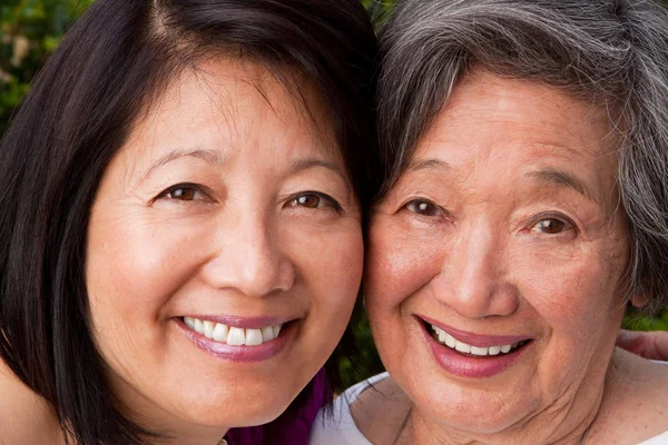 Rijpe Aziatische moeder en haar volwassen dochter. — Stockfoto